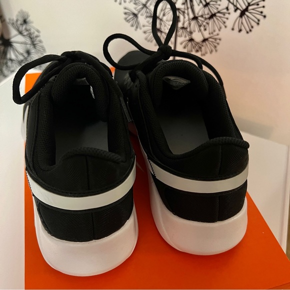 (New) Nike Legend Essential 2 Athletic Women's Training Shoes - Picture 5 of 7